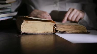 Akıllı adam gece geç saatlerde eğitim, Danışma ve kitap okumak oturuyor