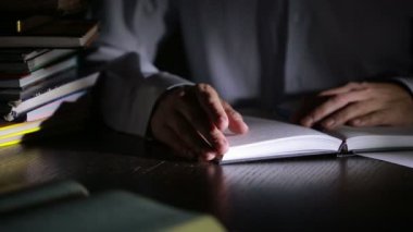 Akıllı adam gece geç saatlerde eğitim, Danışma ve kitap okumak oturuyor