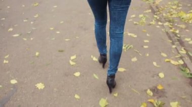 Yaprakları yürüyen kadın. sonbahar Park