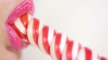 seksi kız bir lolipop yemek. oral seks simülasyonu. şeker yalama dil