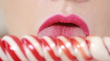 seksi kız bir lolipop yemek. oral seks simülasyonu. şeker yalama dil