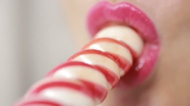seksi kız bir lolipop yemek. oral seks simülasyonu. şeker yalama dil