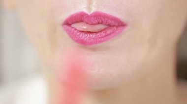 seksi kız bir lolipop yemek. oral seks simülasyonu. şeker yalama dil