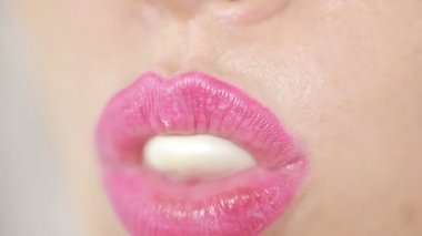 kabarcık ile sakız parlak zemin üzerine yapan biri