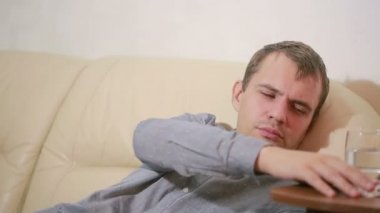 adam tıp tablet sahip yatak acı virüs yatan hasta. hap içiyor