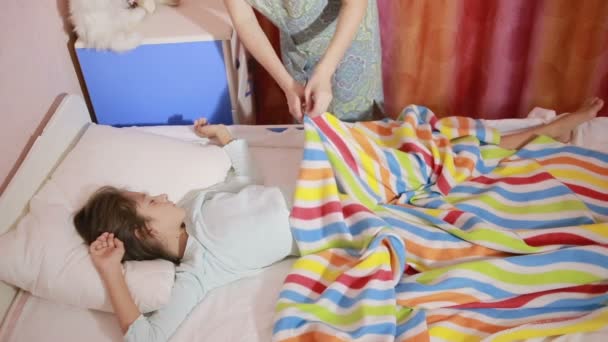 Μητέρα βάζει την κόρη του στο κρεβάτι. ύπνος μωρού — Αρχείο Βίντεο