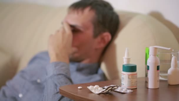 Chory człowiek leżąc w łóżku po tabletki leku cierpienie wirusa. pigułki do picia — Wideo stockowe
