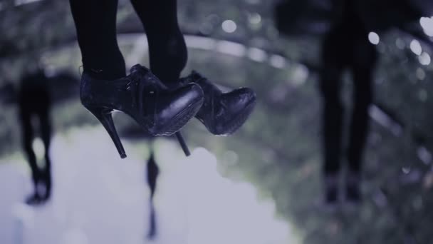 Хэллоуин. Ноги висят девушки. самоубийство — стоковое видео