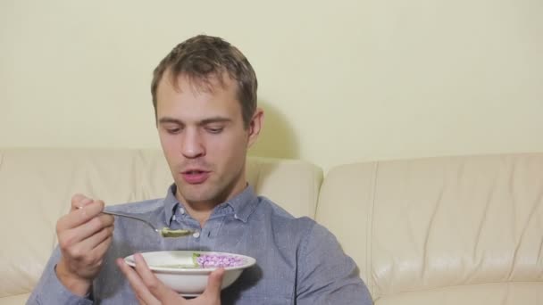 Homem com controle remoto assistindo TV em casa — Vídeo de Stock