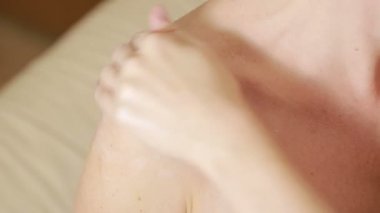 Kız krem omuz losyonları. eklem ağrısı. kozmetik prosedürler