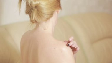 Kız krem omuz losyonları. eklem ağrısı. kozmetik prosedürler