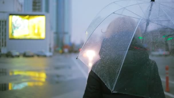 Mädchen im Regen mit Regenschirm. Herbst Frau geht die Straße hinunter — Stockvideo