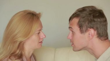 erkek ve kadın mücadele. aile kavgası. Aile içi şiddet. kötü adamların Not