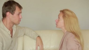 erkek ve kadın mücadele. aile kavgası. Aile içi şiddet. kötü adamların Not