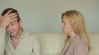 erkek ve kadın mücadele. aile kavgası. Aile içi şiddet. kötü adamların Not