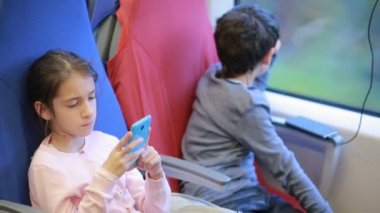 trenle seyahat kardeş