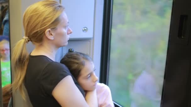 Emigrantes madre e hija mirando por la ventana del tren — Vídeos de Stock