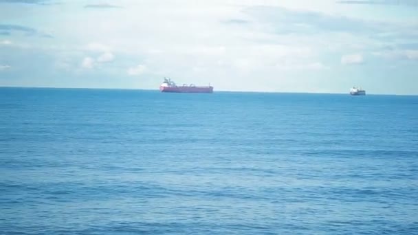 Vista desde la ventana del tren. buques en el mar — Vídeos de Stock