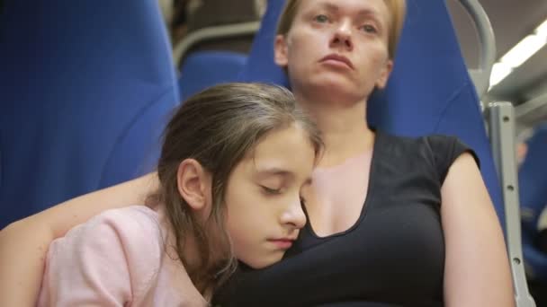 Göçmenler anne ve kızı trene binmek — Stok video