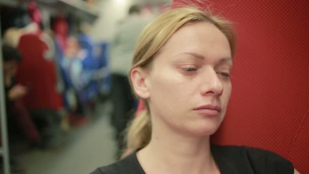 Femme monter dans le train et pleurer — Video