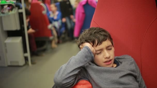 Kinderen van de emigranten rijden op een trein — Stockvideo