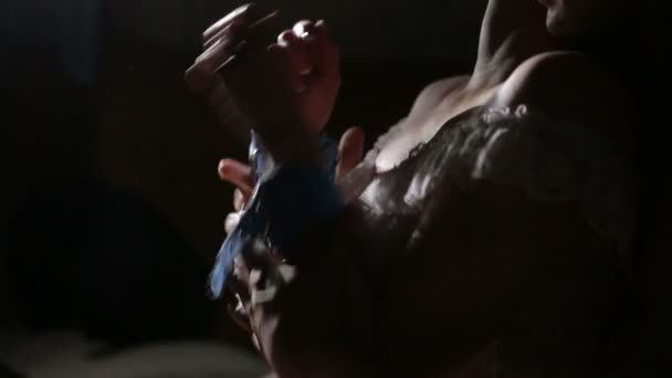 Женские руки в кожаных наручниках. секс-игрушки. голубая кожа и мех — стоковое видео