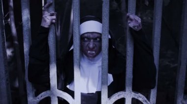 zombi rahibe. şeytani kadın Rahibe kostüm tapınağın yürüyüş. Cadılar Bayramı