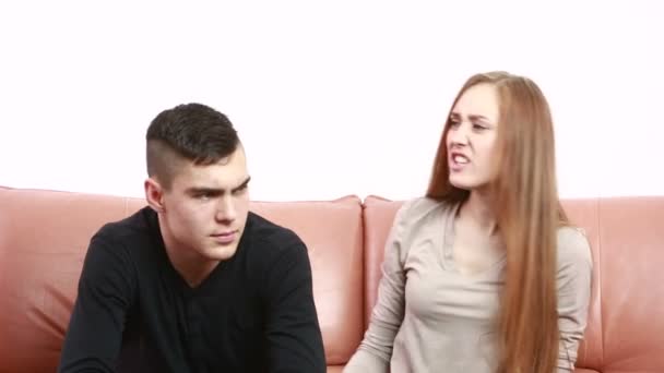 Mooie jonge paar conflict zittend op een bank betogen ongelukkig — Stockvideo