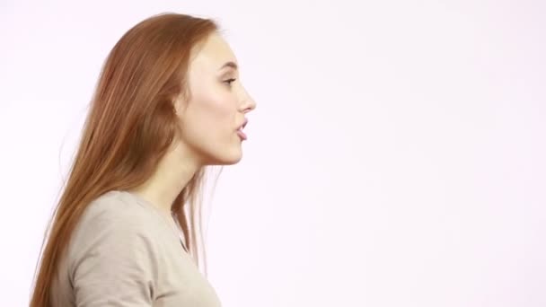 Woman profile shouting against white background. — Stock Video