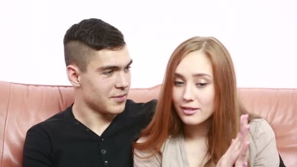 Šťastný pár nebo manželství hledá sobě smát a drželi se za ruce — Stock video