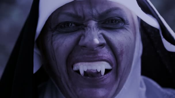 Zombie nunna. djävulska kvinna i nunna kostym går runt templet. Halloween — Stockvideo