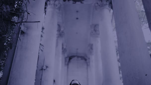 Зомбі черниці. Диявольська жінка в костюмі черниці ходить навколо храму. Хеллоуїн — стокове відео