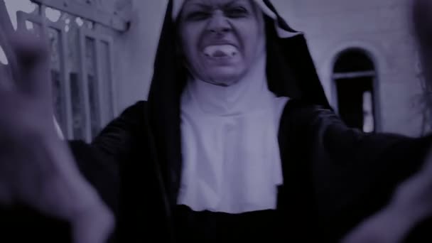 Zombie nunna. djävulska kvinna i nunna kostym går runt templet. Halloween — Stockvideo