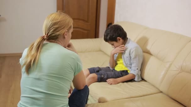Grave madre lecturing insoddisfatto adolescente in casa — Video Stock