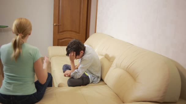 Mutter belehrt unzufriedenen Teenager zu Hause — Stockvideo