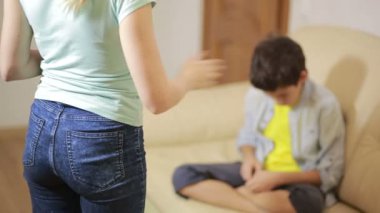 Ciddi anne evinde ders unpleased genç