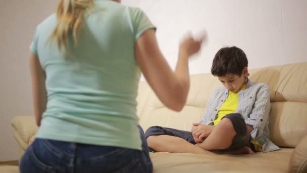 Mère sérieuse serrant adolescent mécontent à la maison — Video