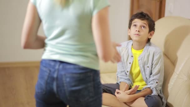 Sério mãe dando palestras adolescente descontente em casa — Vídeo de Stock