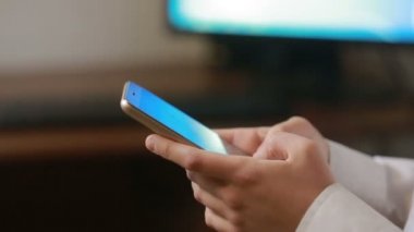 Mobil akıllı telefon kullanarak alt arka plan monitör yakın çekim