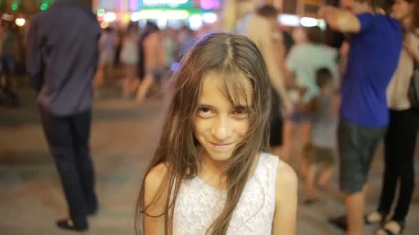 Cara de niña sonriente de cerca. niño ríe de noche en la ciudad . — Vídeos de Stock