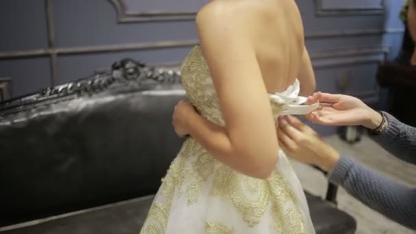 Espalda vista manos encaje hasta blanco vestido de novia corsé de seda — Vídeos de Stock