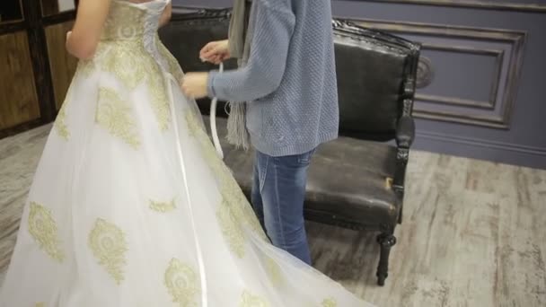 Espalda vista manos encaje hasta blanco vestido de novia corsé de seda — Vídeos de Stock