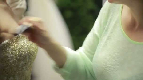 Preens bride before the wedding. powders chestFashion and makeup — Stock Video