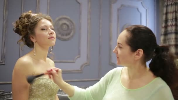 Preens bruid vóór de bruiloft. poeders chestfashion en make-up — Stockvideo