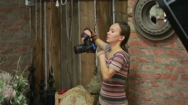 Mode-fotograaf en model samen te werken — Stockvideo