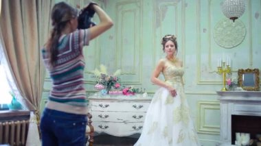 Genç fotoğrafçı gelin fotoğraf çekmek