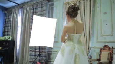 Genç fotoğrafçı gelin fotoğraf çekmek