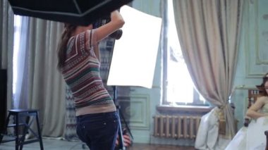 Genç fotoğrafçı gelin fotoğraf çekmek