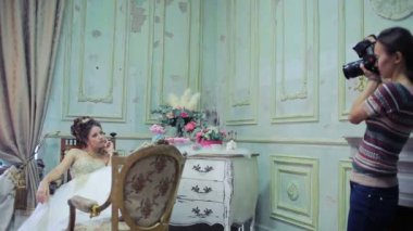 Genç fotoğrafçı gelin fotoğraf çekmek