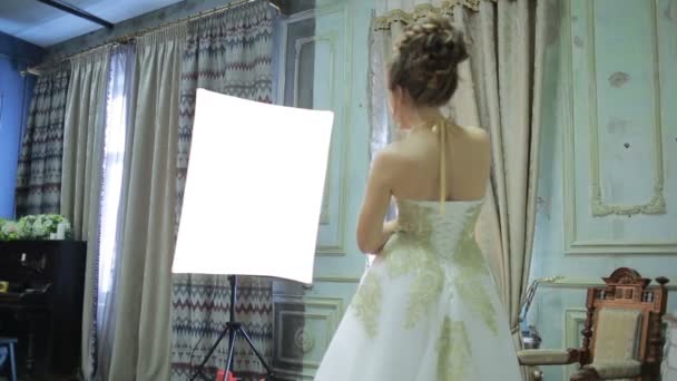 Giovane fotografo sta scattando foto la sposa — Video Stock